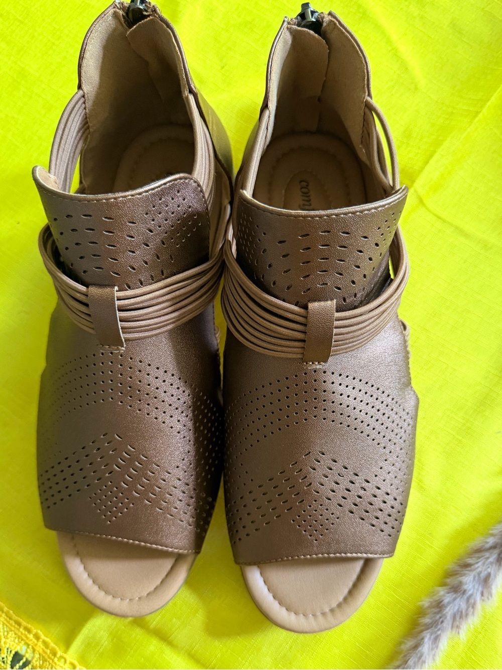 comfortview Girls Bronze Back-Zip Sandals